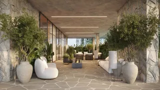 Sala ampla com decoração rústica e muita vegetação.