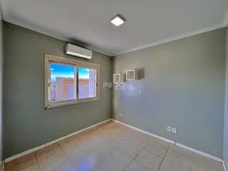 Sala de estar com paredes cinzas e piso de cerâmica.