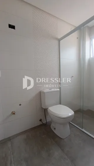 Foto de um banheiro interno com piso de cerâmica e azulejos brancos.