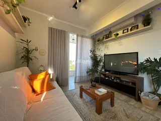 Sala de estar com cama e decoração de plantas.