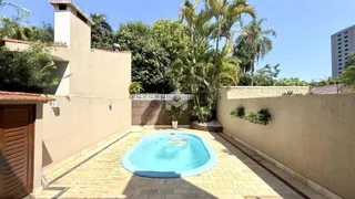 Vista externa de uma piscina e área de lazer em Lajeado, Brasil.