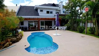 Fachada de uma residência com piscina e jardim em Lajeado.