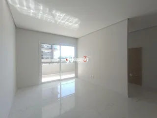 Interior de um ambiente claro com grande janela de vidro.