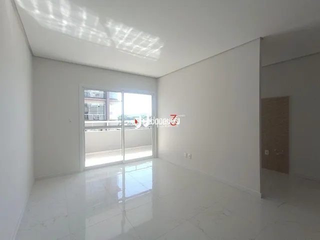 Interior de um ambiente claro com grande janela de vidro.