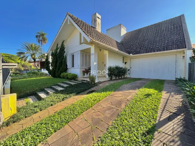 Fachada de uma casa em Lajeado, Brasil, com jardim e entrada.