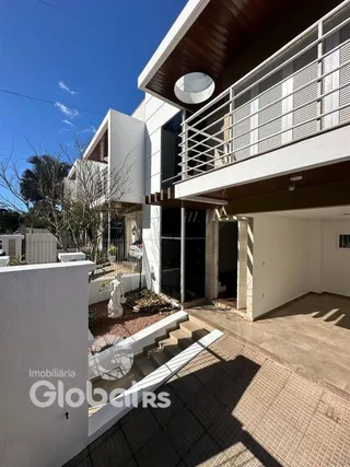 Fachada de uma residência moderna com varanda em Lajeado, Brasil.