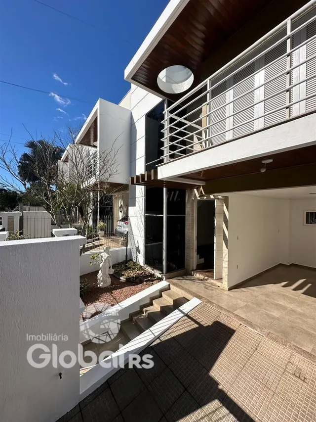 Fachada de uma residência moderna com varanda em Lajeado, Brasil.