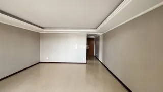 Foto de um cômodo interno com paredes claras e piso de madeira.