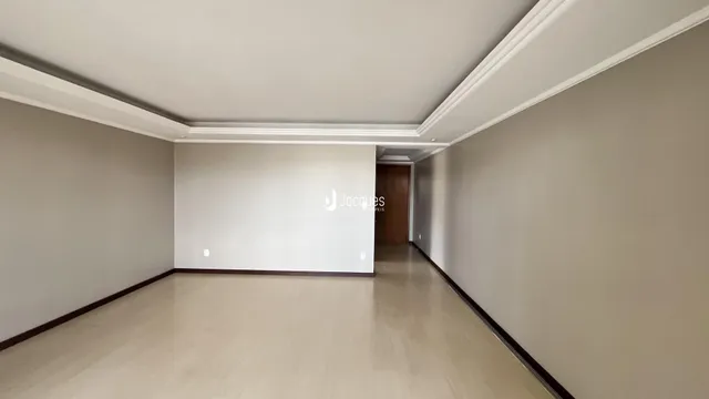 Foto de um cômodo interno com paredes claras e piso de madeira.