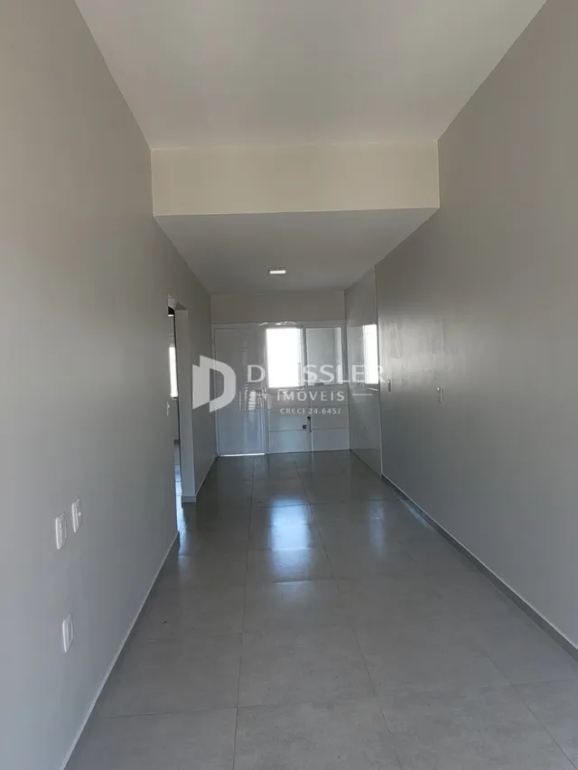 Corredor interno de um imóvel residencial.