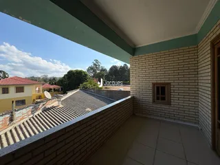 Vista da fachada de um imóvel com telhado de telhas.