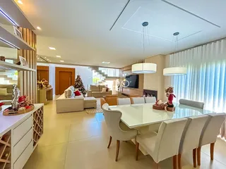 Sala de estar e jantar moderna com piso de porcelanato claro.