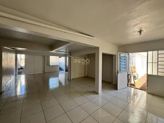 Vista de um corredor interno com piso de cerâmica em uma propriedade.