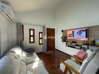 Sala de estar com sofá e piso de madeira.