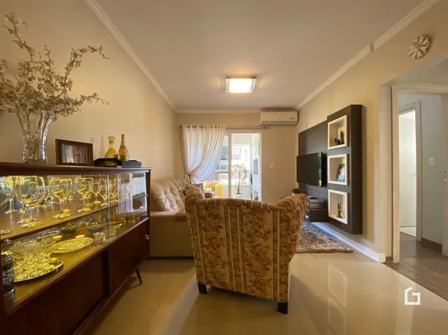 Ambiente interno com móveis de madeira e piso claro.