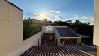 Vista da fachada de um imóvel com telhado de telhas no Brasil.