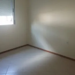 Ambiente interno com piso de cerâmica e parede clara.