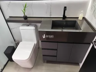 Foto de um banheiro moderno com vaso sanitário e bancada.