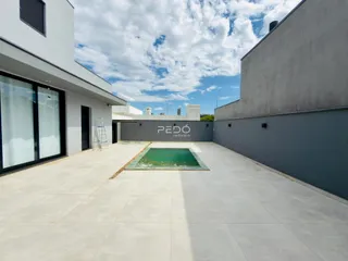 Área externa pavimentada entre dois edifícios residenciais.