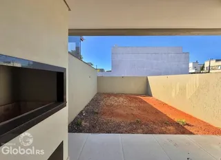 Vista externa de um pátio com terra e muro em Lajeado, Brasil.