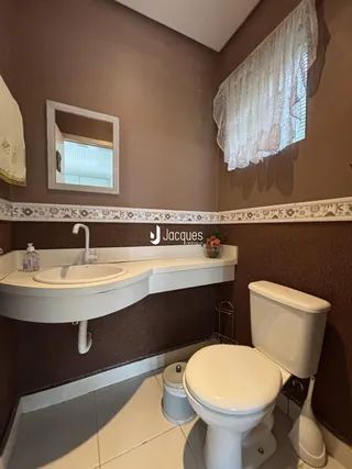 Foto de um banheiro com pia e vaso sanitário.