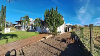 Vista da fachada de uma casa em Lajeado, Brasil, com jardim e área externa.