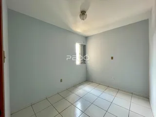 Vista interna de uma sala com piso de cerâmica branca e paredes cinza claro.