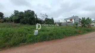 Vista externa de uma propriedade com vegetação ao redor.