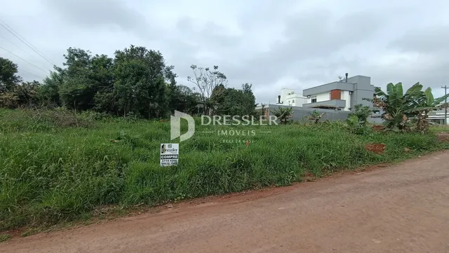 Vista externa de uma propriedade com vegetação ao redor.