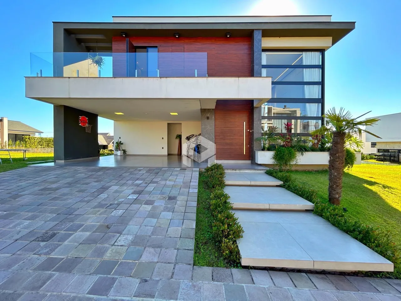 Fachada moderna de uma residência em Lajeado, Brasil.