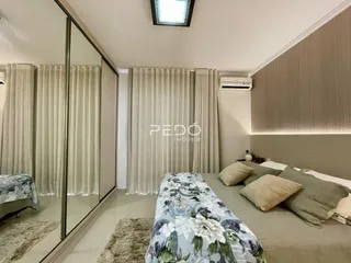Quarto com cama e cortinas em um imóvel no Brasil.