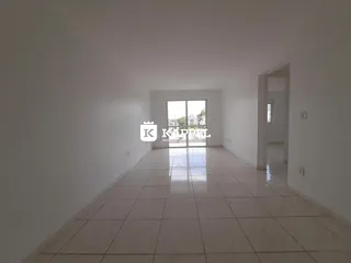 Hall de entrada longo com piso de cerâmica e porta de vidro.