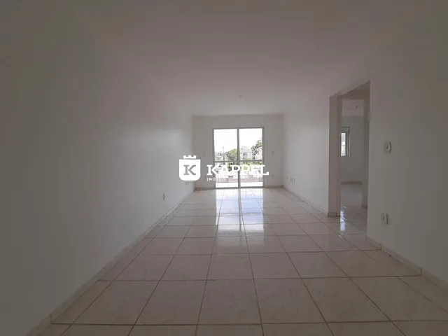 Hall de entrada longo com piso de cerâmica e porta de vidro.