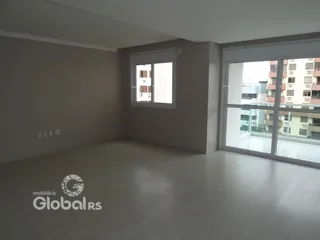Foto de um cômodo interno com paredes cinzas e piso claro.