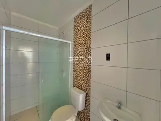 Foto de um banheiro com box de vidro e revestimento de parede em Lajeado.