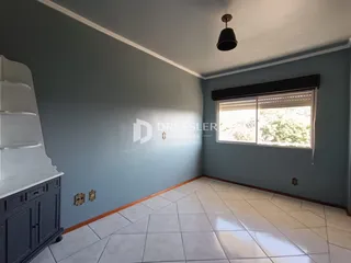 Interior de um cômodo com paredes azul-acinzentadas e piso de cerâmica.