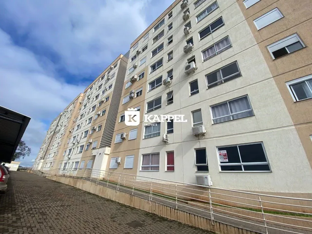 Fachada de um prédio residencial em Lajeado, Brasil, mostrando a estrutura externa e janelas.