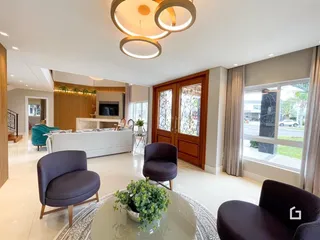 Sala de estar ampla com decoração moderna e piso claro.