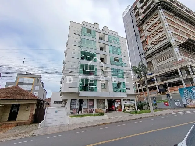 Fachada de um prédio residencial em construção em Lajeado, Brasil.