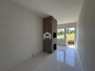 Hall de entrada com parede de destaque em pedra e portas de vidro.