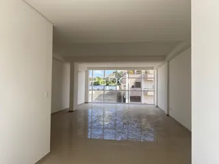 Interior de um espaço com piso reflexivo.