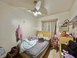 Quarto com cama e janela em um imóvel no Brasil.