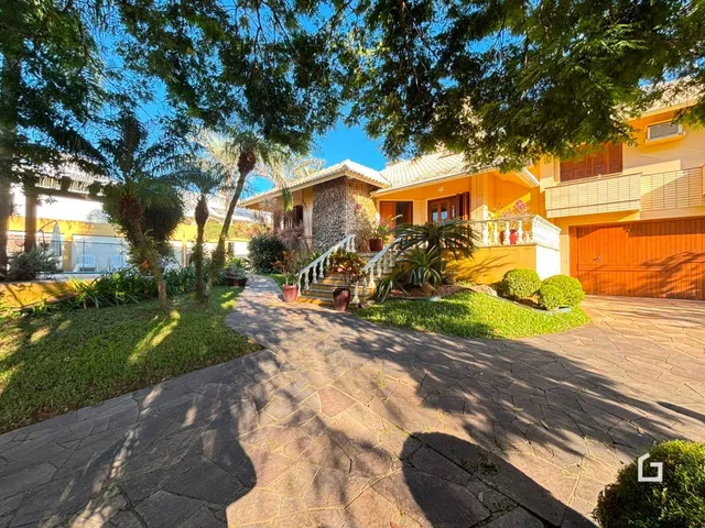 A fachada de uma residência em Lajeado, Brasil, com jardim e entrada pavimentada.