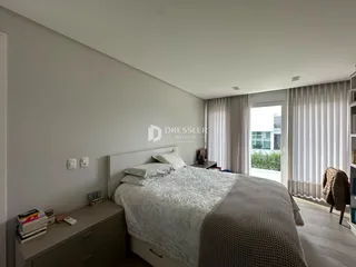 Quarto com cama e janela em um imóvel no Brasil.