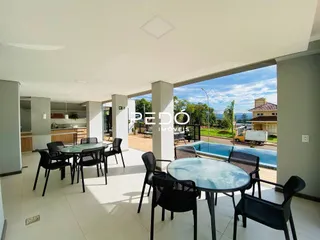 Sala de estar com vista para o exterior de uma residência.