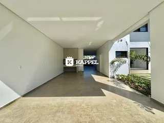 Hall de entrada com piso claro e paredes brancas em um imóvel.