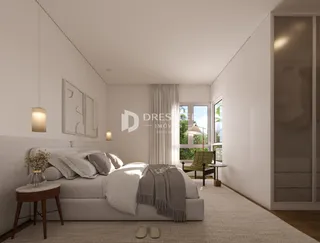 Quarto espaçoso com decoração minimalista e iluminação clara.