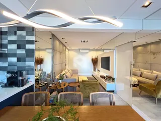 Ambiente moderno de sala com reflexo de decoração e móveis.