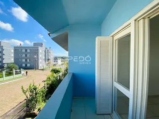 Fachada azul de uma residência em Lajeado, Brasil, com varanda.