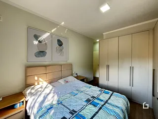 Quarto com cama e armários em um apartamento.